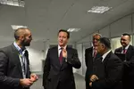 Foto zur News: Cyril Abiteboul, David Cameron und Tony Fernandes (Caterham)