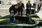 Foto zur News: David Cameron und Tony Fernandes (Caterham)