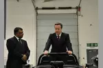 Foto zur News: David Cameron und Tony Fernandes (Caterham)