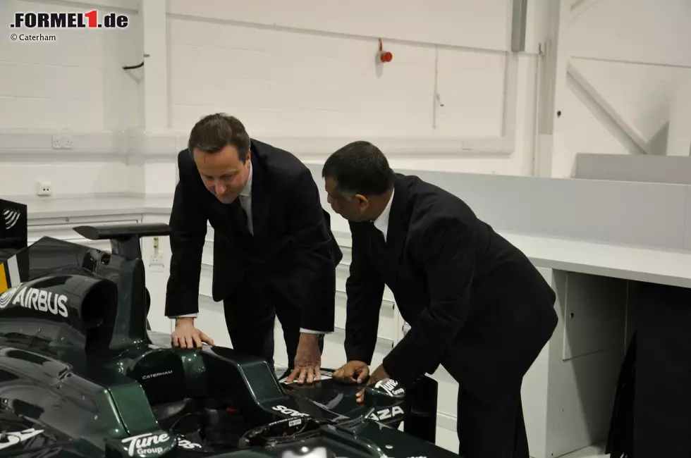 Foto zur News: David Cameron und Tony Fernandes (Caterham)