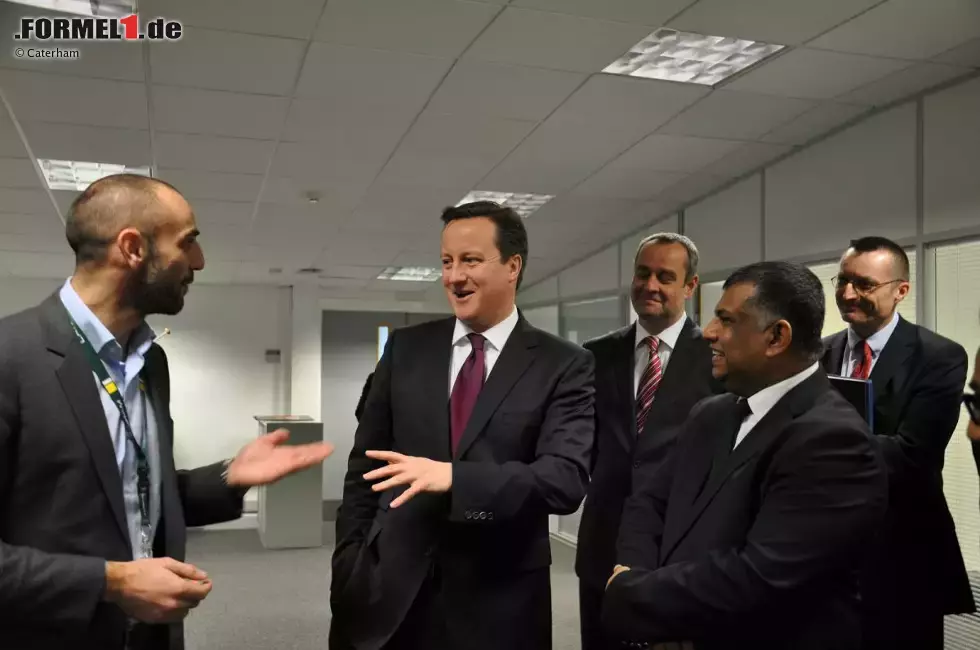 Foto zur News: Cyril Abiteboul, David Cameron und Tony Fernandes (Caterham)