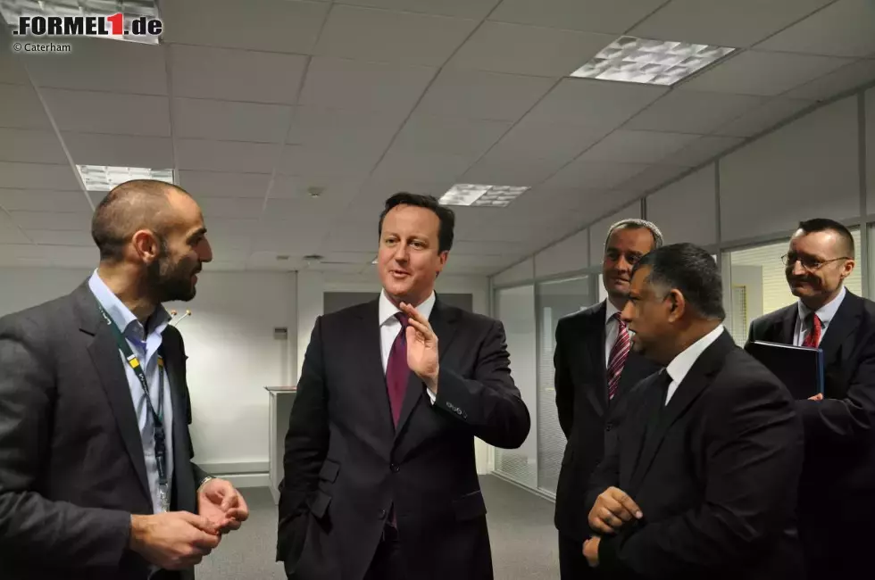 Foto zur News: Cyril Abiteboul, David Cameron und Tony Fernandes (Caterham)