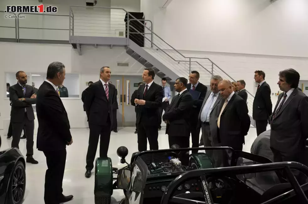 Foto zur News: David Cameron zu Besuch bei Caterham in Leafield