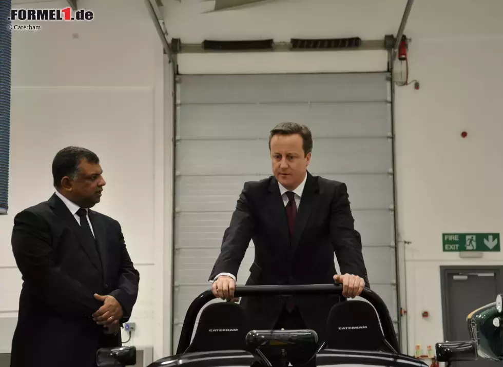 Foto zur News: David Cameron und Tony Fernandes (Caterham)