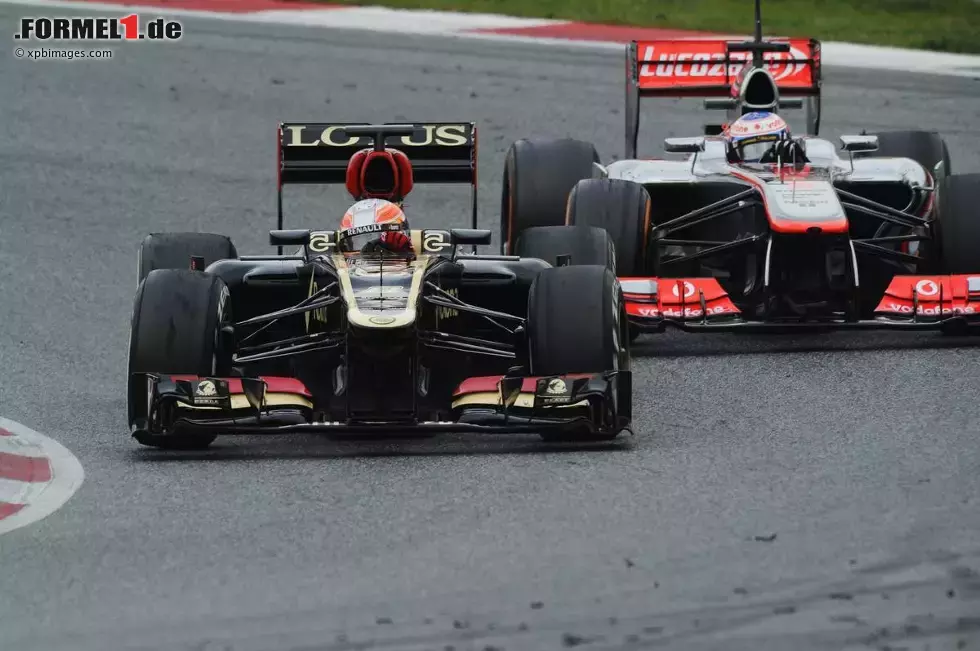 Foto zur News: Romain Grosjean (Lotus) und Jenson Button (McLaren)