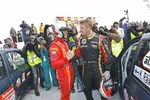 Foto zur News: Fairer Verlierer: Kimi Räikkönen gratuliert dem Sieger