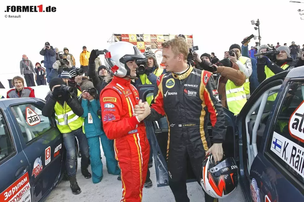 Foto zur News: Fairer Verlierer: Kimi Räikkönen gratuliert dem Sieger