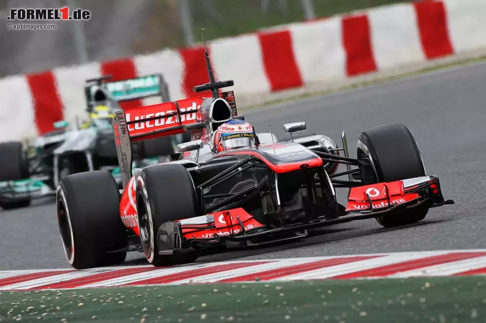 Foto zur News: Jenson Button (McLaren) und Nico Rosberg (Mercedes)