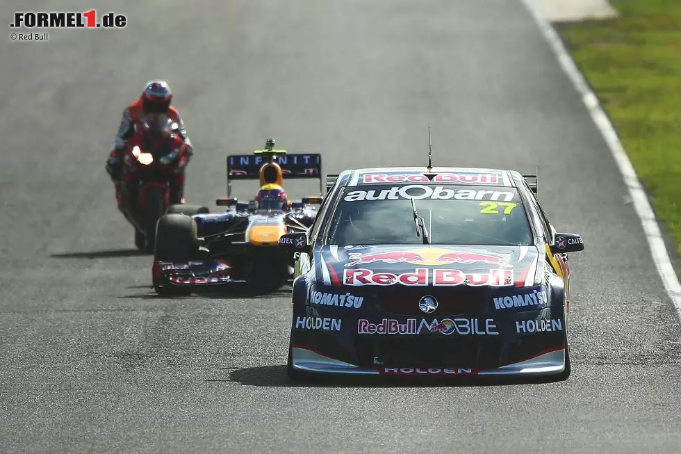 Foto zur News: Noch liegt Jamie Whincup im V8-Supercar vor Mark Webber und Casey Stoner