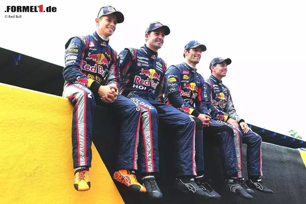 Foto zur News: Casey Stoner, Craig Lowndes, Mark Webber und Jamie Whincup posieren im Red-Bull-Overall