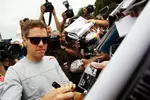 Foto zur News: Sebastian Vettel (Red Bull) gibt Autogramme