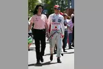 Foto zur News: Sergio Perez (McLaren) mit Pressesprecherin Sylvia Hoffer