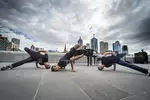 Foto zur News: Daniel Ricciardo (Toro Rosso) lernt Breakdancen mit Niranh &quot;Lil Rock&quot; Chanthabouasy von Red Bulls Flying Steps