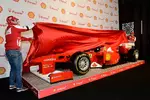 Foto zur News: Felipe Massa und Fernando Alonso mit einem Lego-Ferrari