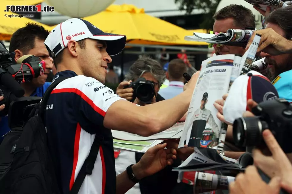 Foto zur News: Pastor Maldonado (Williams) gibt Autogramme