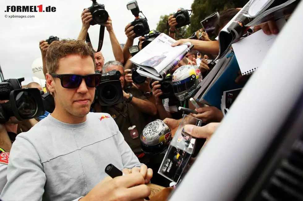 Foto zur News: Sebastian Vettel (Red Bull) gibt Autogramme