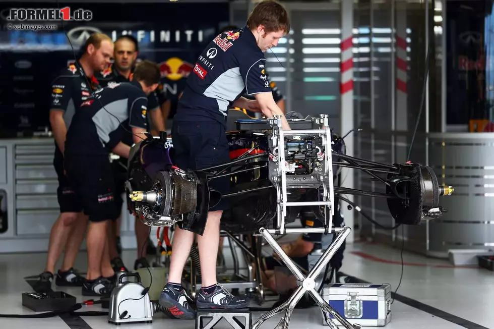 Foto zur News: Arbeiten in der Garage von (Red Bull)