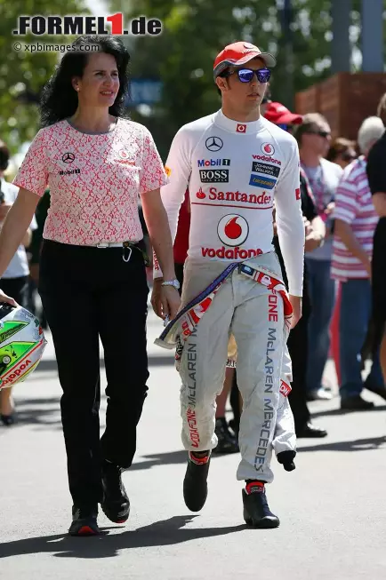 Foto zur News: Sergio Perez (McLaren) mit Pressesprecherin Sylvia Hoffer