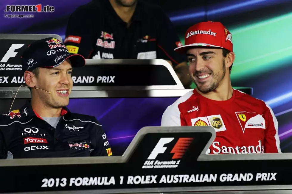 Foto zur News: Sebastian Vettel (Red Bull) und Fernando Alonso (Ferrari)