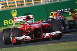 Foto zur News: Fernando Alonso (Ferrari) und Sebastian Vettel (Red Bull)