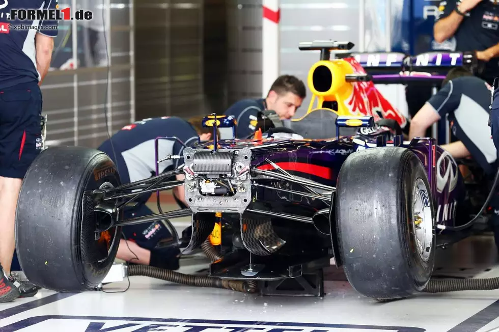 Foto zur News: Das Auto von Sebastian Vettel (Red Bull) vor dem Auftakttraining der Saison 2013