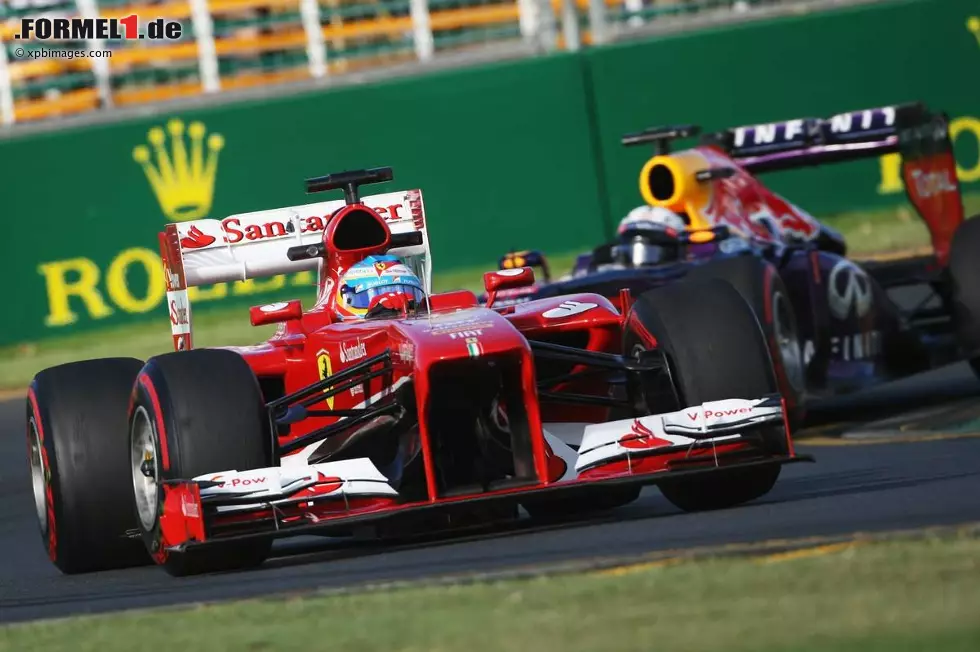 Foto zur News: Fernando Alonso (Ferrari) und Sebastian Vettel (Red Bull)