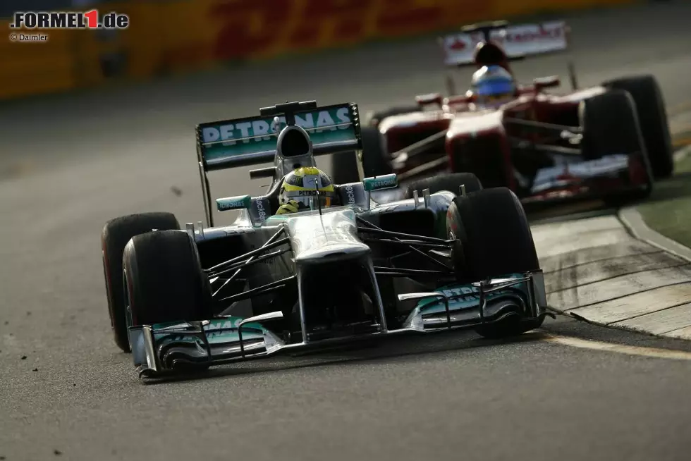 Foto zur News: Nico Rosberg (Mercedes) vor Fernando Alonso (Ferrari)