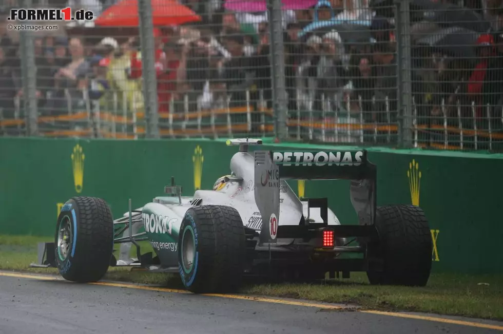 Foto zur News: Lewis Hamilton (Mercedes) strandete kurzfristig neben der Strecke, konnte sich per Rückwärtsgang jedoch aus dem Schlamm befreien