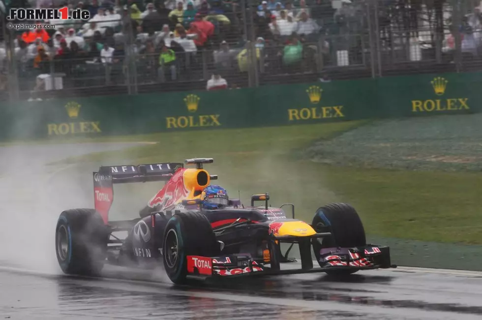 Foto zur News: Auch Sebastian Vettel (Red Bull) musste sich seinen Weg durch die Fluten bahnen