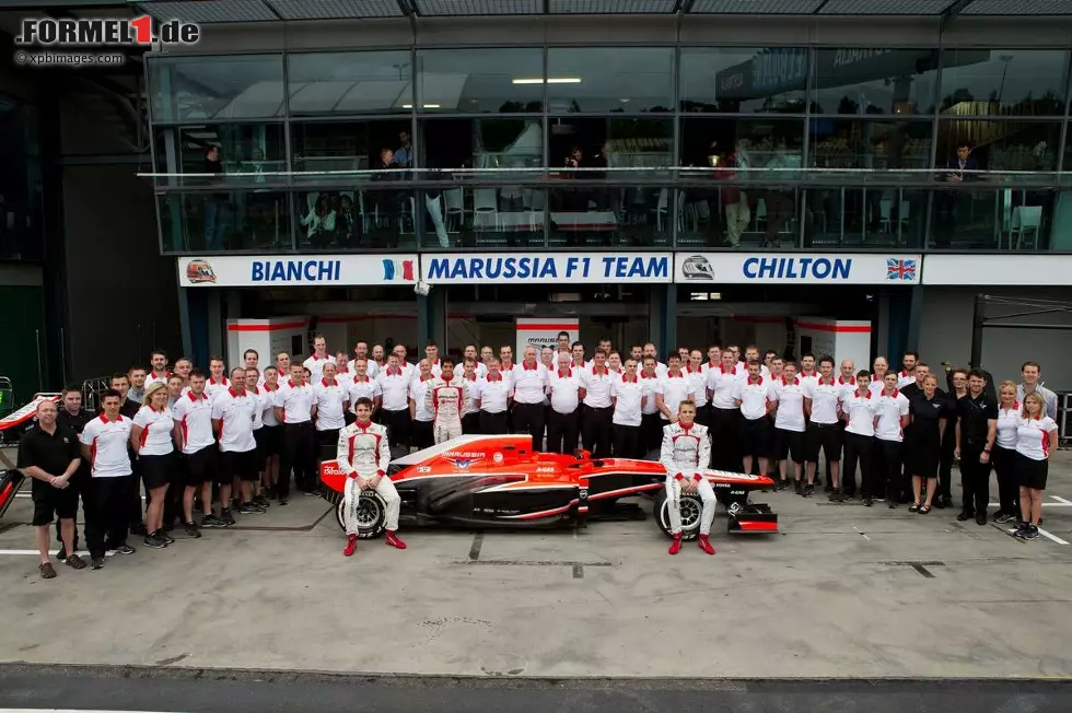 Foto zur News: Jules Bianchi (Marussia) und Max Chilton (Marussia) und das Vorort-Team von Marussia