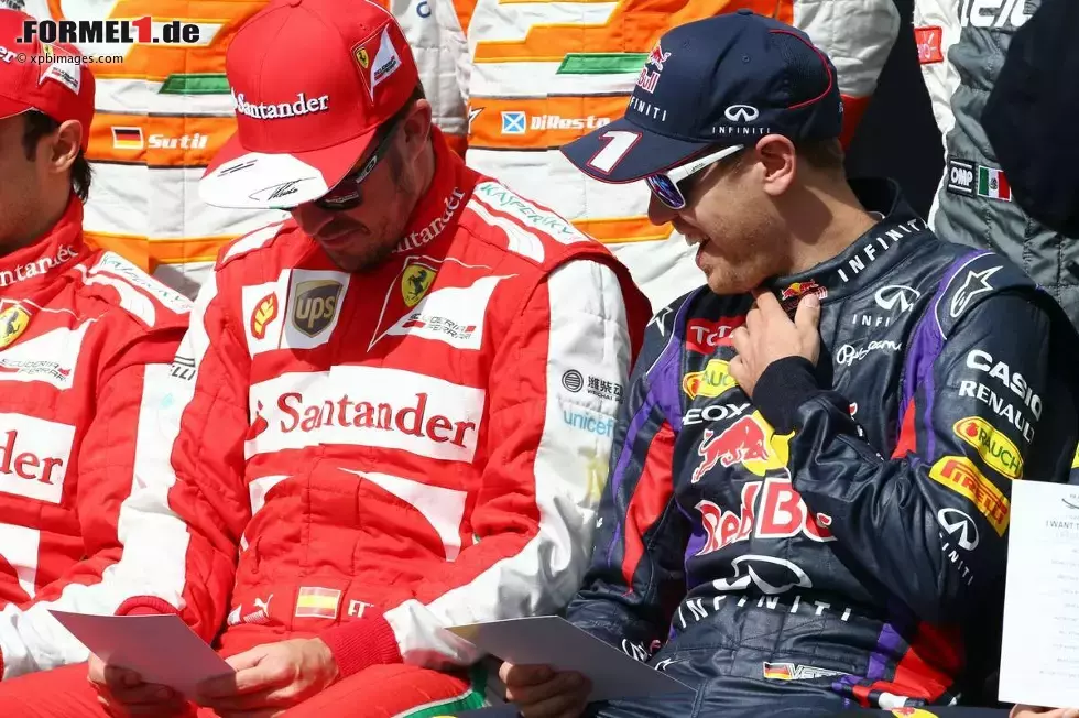 Foto zur News: Fernando Alonso (Ferrari) und Sebastian Vettel (Red Bull)