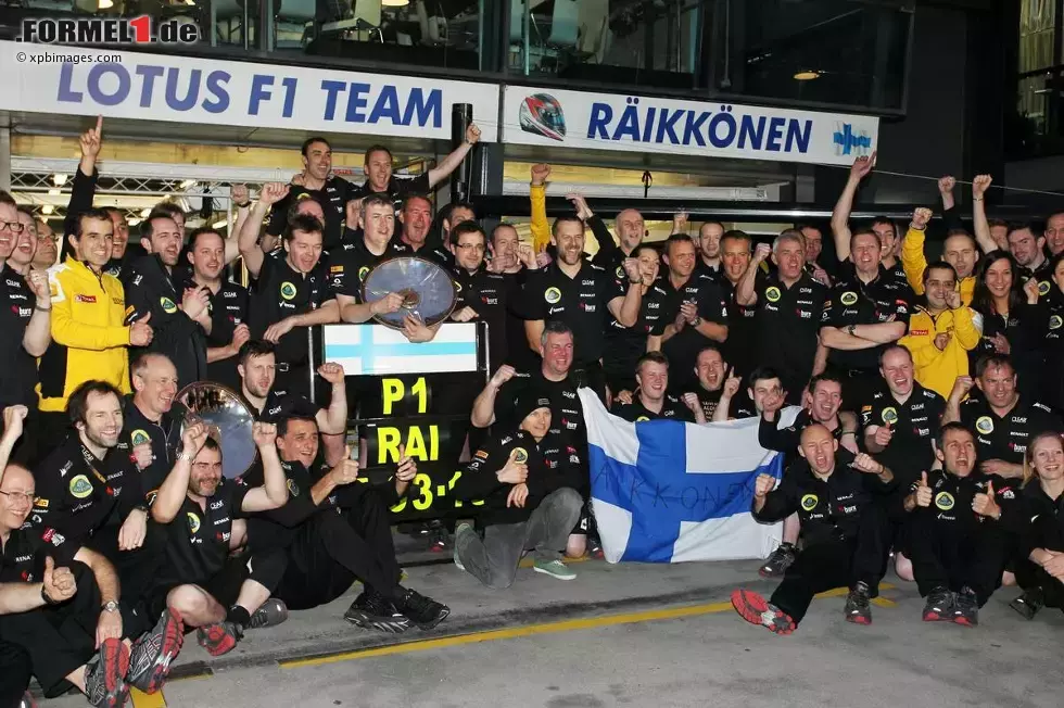 Foto zur News: Kimi Räikkönen (Lotus) feiert seinen Siegauftakt in die Saison 2013