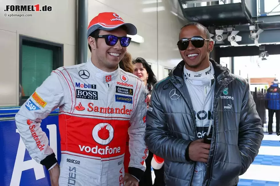 Foto zur News: Sergio Perez (McLaren) und Lewis Hamilton (Mercedes)