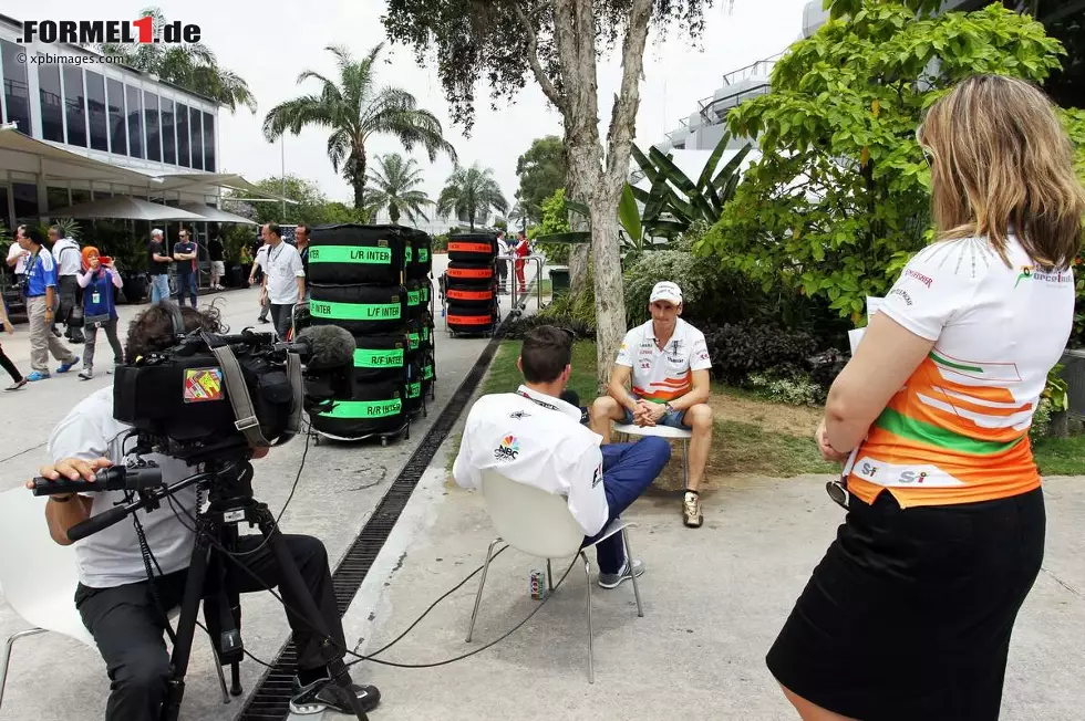 Foto zur News: Adrian Sutil (Force India) gibt ein Interview für NBC