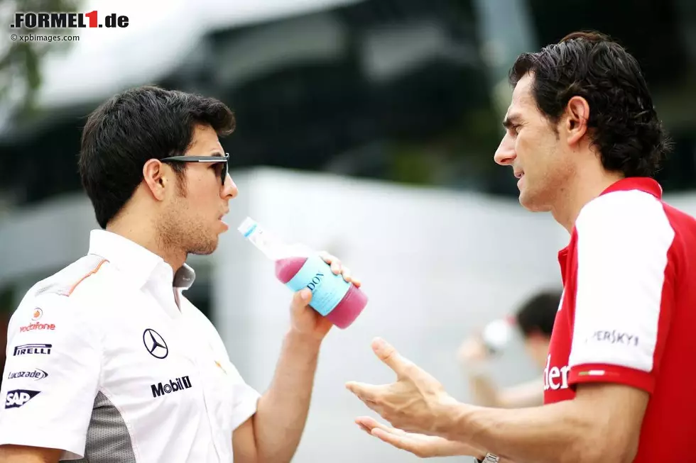 Foto zur News: Sergio Perez (McLaren) und Pedro de la Rosa (Ferrari)