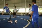Foto zur News: Esteban Gutierrez (Sauber) und der FC Chelsea referieren vor Kindern in Malaysia