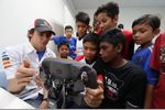 Foto zur News: Esteban Gutierrez (Sauber) und der FC Chelsea referieren vor Kindern in Malaysia