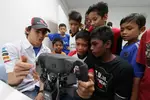 Foto zur News: Esteban Gutierrez (Sauber) und der FC Chelsea referieren vor Kindern in Malaysia