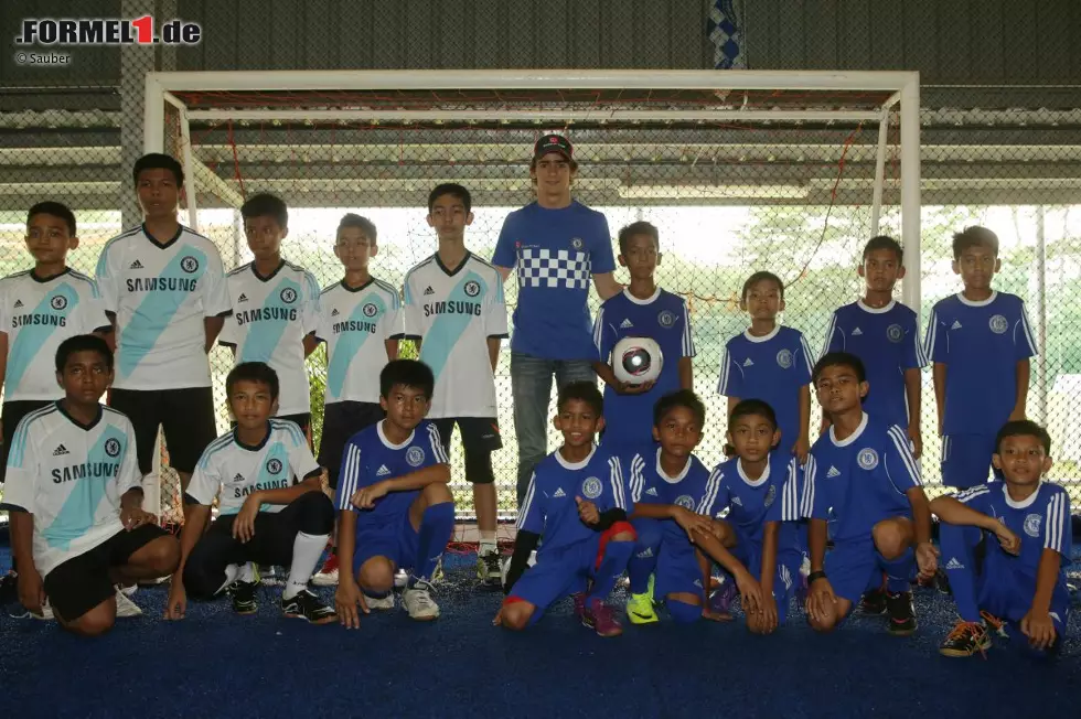 Foto zur News: Esteban Gutierrez (Sauber) und der FC Chelsea referieren vor Kindern in Malaysia