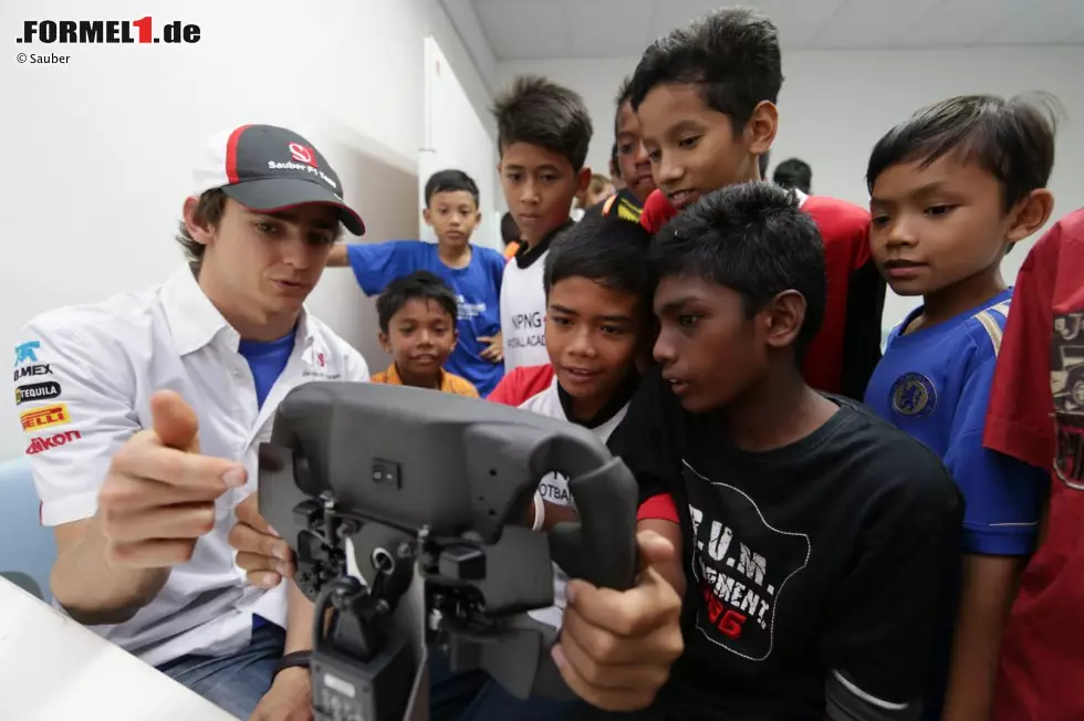 Foto zur News: Esteban Gutierrez (Sauber) und der FC Chelsea referieren vor Kindern in Malaysia