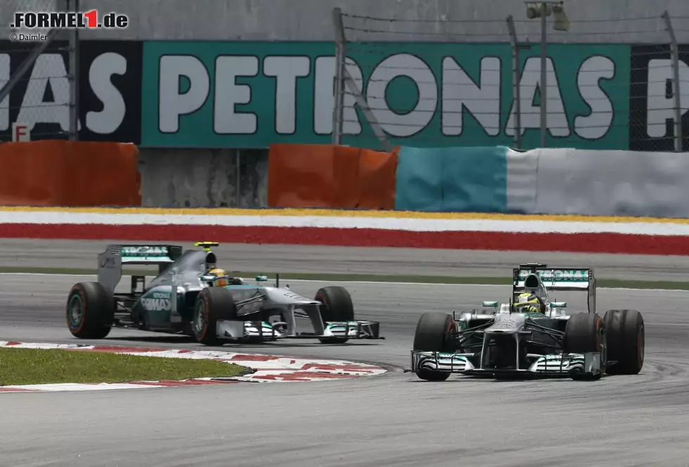 Foto zur News: Nico Rosberg vor Lewis Hamilton (Mercedes)