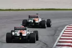 Foto zur News: Adrian Sutil (Force India) und Paul di Resta (Force India) im Formationsflug