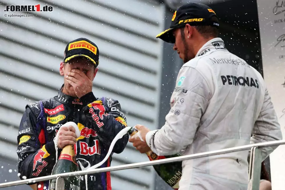 Foto zur News: Sebastian Vettel (Red Bull) und Lewis Hamilton (Mercedes)