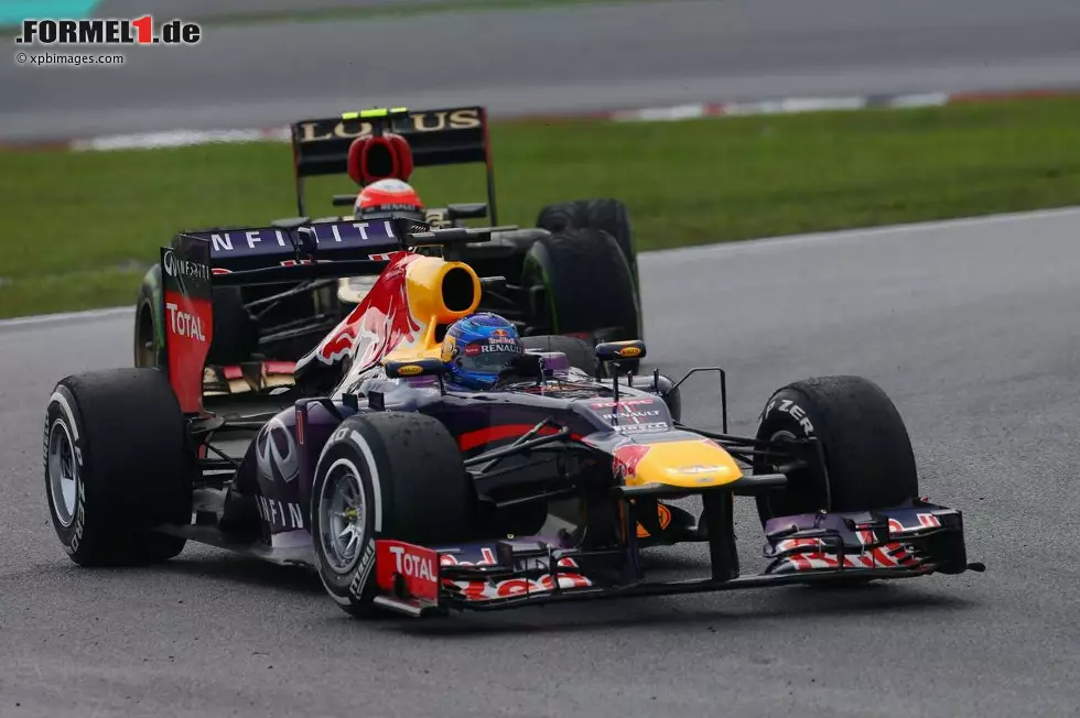 Foto zur News: Sebastian Vettel (Red Bull) und Romain Grosjean (Lotus)