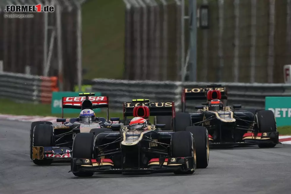 Foto zur News: Romain Grosjean (Lotus), Daniel Ricciardo (Toro Rosso) und Kimi Räikkönen (Lotus)