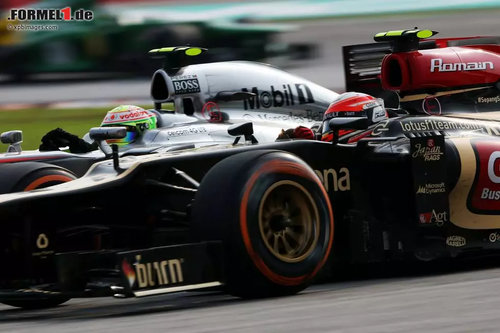 Foto zur News: Sergio Perez (McLaren) und Kimi Räikkönen (Lotus)