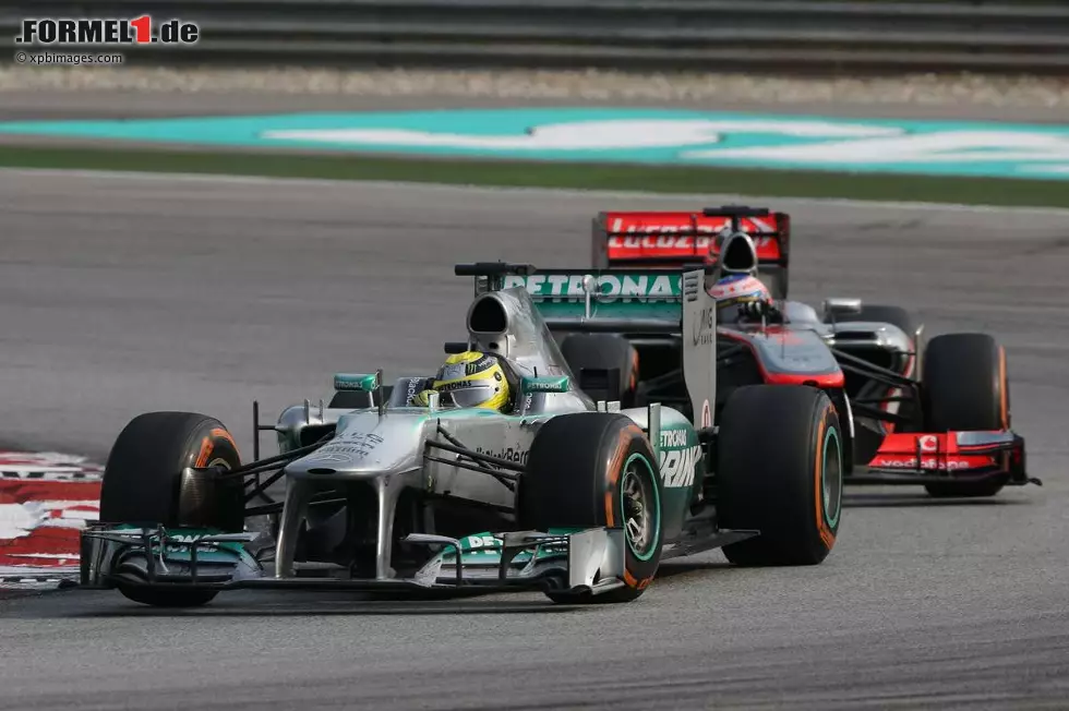 Foto zur News: Nico Rosberg (Mercedes) und Jenson Button (McLaren)