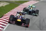 Foto zur News: Sebastian Vettel (Red Bull) und Lewis Hamilton (Mercedes)