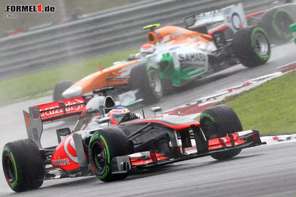 Foto zur News: Jenson Button (McLaren) vor Adrian Sutil (Force India)