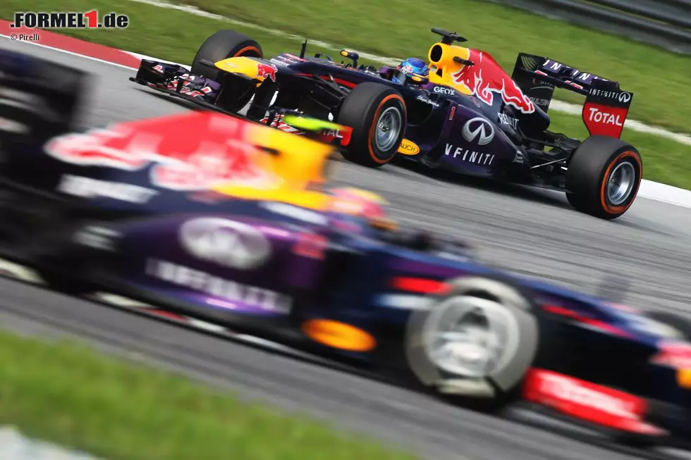 Foto zur News: Mark Webber vor Sebastian Vettel (Red Bull)